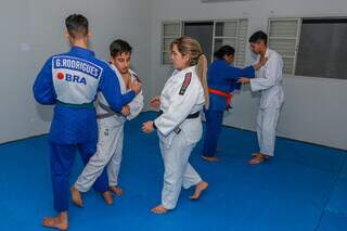 Professora Anne orientando atletas em aula de judô no Ismac (Foto: Paulo Francis)