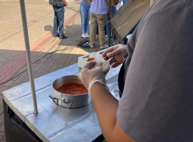 Banc&aacute;rios distribuem hot dog para ironizar &ldquo;cachorrada dos banqueiros&rdquo;