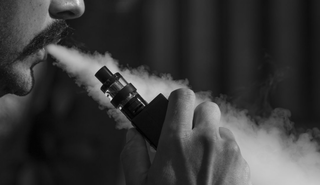 Homem fumando cigarro eletrônico, também conhecido como &#39;vape&#39; (Foto: Sarah Johnson/Pixabay)