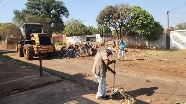 &quot;Montanha&quot; de lixo no Marcos Roberto enche 8 caminh&otilde;es em limpeza