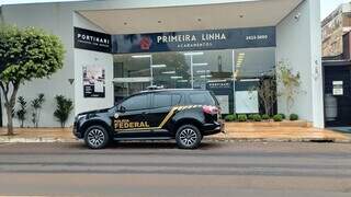 Viatura da PF em frente à loja Primeira Linha Acabamentos, em maio; donos estão presos (Foto: Leandro Holsbach)