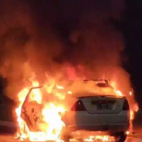 Autom&oacute;vel fica destru&iacute;do ao pegar fogo no Parque dos Poderes