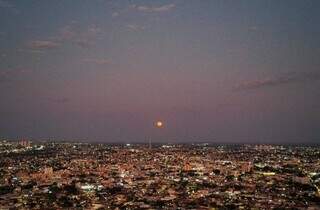 Superlua azul vira ponto amarelo e se destaca no céu de Campo Grande no fim de tarde (Foto: Osmar Veiga)