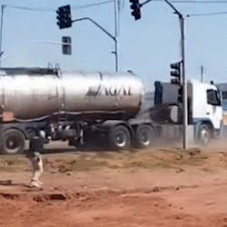 Caminhoneiro bêbado tenta escapar e só para após tiros em pneus