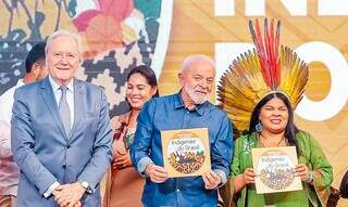 Ministro da Justiça e Segurança Pública, Ricardo Lewandowski; presidente Lula; e ministra dos Povos Indígenas, Sônia Guajajara em evento que homologou novas terras indígenas (Foto: Divulgação/Ricardo Stuckert/Presidência da República)