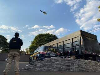 Tabletes de cocaína retirados de carreta e helicóptero da PF, que deu apoio à ação (Foto: Divulgação)