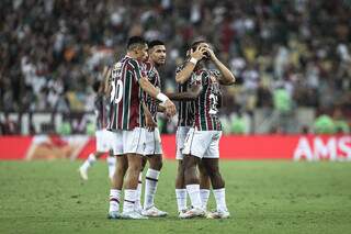 Jogadores do Tricolor abraçam Jhon Arias ao fim da partida. (Foto: Marcelo Gonçalves/Fluminense)