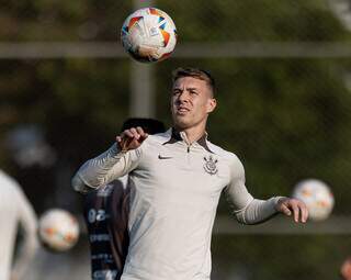 Volante Charles brinca com a bola em treino (Foto: Foto: Rodrigo Coca/Agência Corinthians)