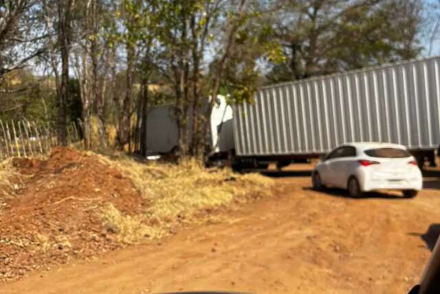 Carreta tenta fazer curva, mas fica presa em estrada pr&oacute;xima &agrave; BR-163