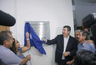 Governador Eduardo Riedel (PSDB) descerrou a placa de inauguração do prédio (Foto: Paulo Francis) 