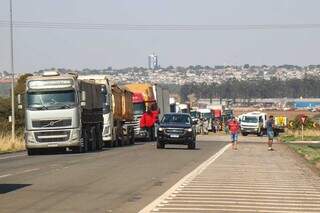 Fila de veículos na BR-163 devido ao rompimento da barragem do loteamento Nasa Park (Foto: Henrique Kawaminami)