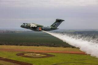 O super avião KC-390, da FAB, apoia combate na Terra Indígena com jatos de água (Foto: Divulgação/FAB)