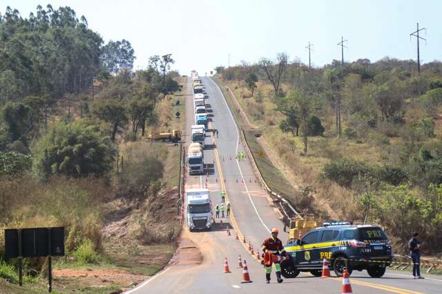 Tr&ecirc;s horas ap&oacute;s represa romper, tr&acirc;nsito em rodovia &eacute; parcialmente liberado