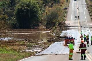 KM 500 da BR-163 foi atingido por água após barragem romper. (Foto: Henrique Kawaminami)