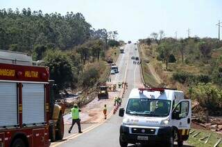 Volume de água abaixou, mas BR-163 continua interditada. (Foto: Henrique Kawaminami)