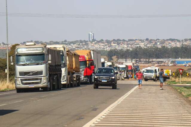 Motoristas precisam ir por Rochedinho ap&oacute;s barragem romper