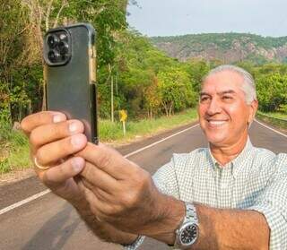 Reinaldo na estrada fazendo selfie para comemorar o Dia da Fotografia.