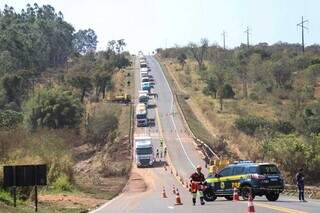 Trânsito na BR-163 após liberação parcial de pista (Foto: Henrique Kawaminami)