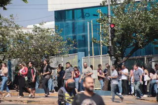 Inscritos deixam o prédio de universidade da Rua Ceará, onde o certame foi aplicado. (Foto: Marcos Maluf)