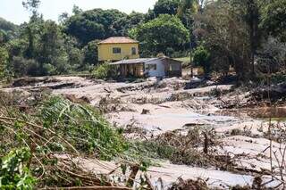 Casa de Luzia destruída por água de barragem rompida e tomada por lama (Foto: Henrique Kawaminami)