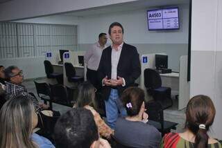 Secretário de Estado de Saúde, Maurício Simões, falando com servidores no local de atendimento (Foto: Paulo Francis)