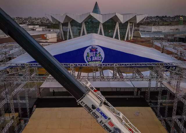 Palco gigantesco &eacute; montado para receber Luan Santana; veja imagens