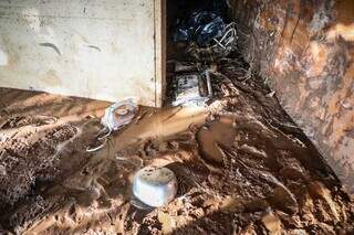 Utensílios jogados pela casa após água e lama passarem (Foto: Henrique Kawaminami)