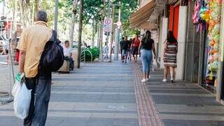 Consumidores andando pela Rua 14 de Julho, em Campo Grande (Foto: Alex Machado)