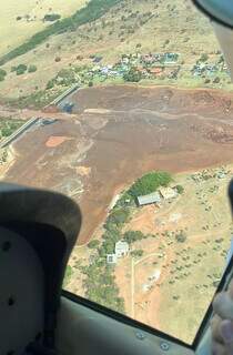 Imagem feita em aeronave mostra barragem rompida e estragos no loteamento (Foto: Direto das Ruas)