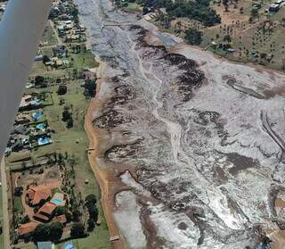 Imagem aérea da represa rompida no Nasa Park (Foto: Direto das Ruas)