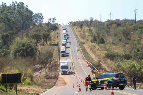 Três horas após represa romper, trânsito em rodovia é parcialmente liberado