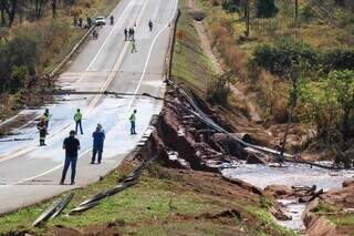 Estado em que ficou a rodovia BR-163 após rompimento de barragem (Foto: Henrique Kawaminami)