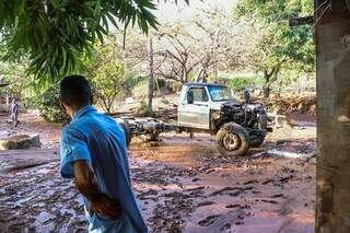 Rogério olhado caminhão que ele havia acabado de arrumar o motor (Foto: Henrique Kawaminami)