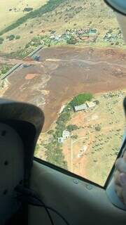 Barragem rompeu e água da represa do Nasa Park escoou, atingindo até a BR-163 (Fotos: Direto da Ruas)