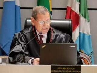 Desembargador, Geraldo de Almeida Santiago, durante julgametno no Tribunal de Justiça de Mato Grosso do Sul (Foto: TJMS/Divulgação)