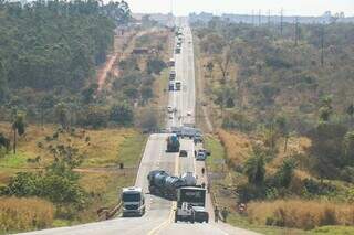 BR-163, em Jaraguari, está interditada em ambos os sentidos. (Foto: Henrique Kawaminami)