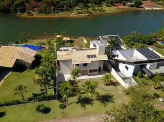 Casas de luxo ao lado da represa no loteamento Nasa Park (Foto: Infoimóveis/Divulgação)