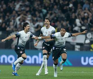 Jogadores comemoram vitória no gramado da Neo Química Arena. (Foto: Rodrigo Coca/Corinthians)