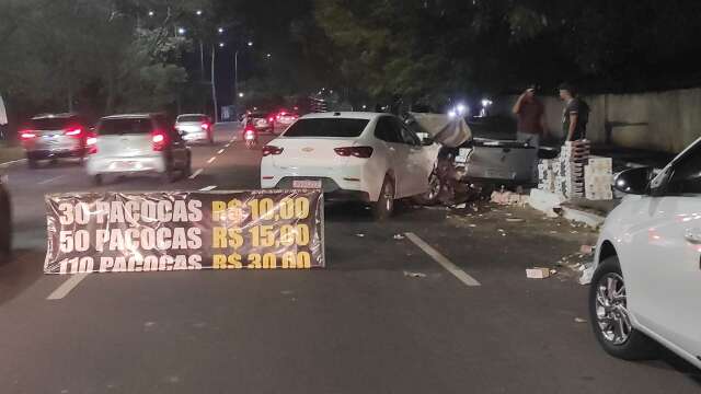 Carro atinge picape usada para vender pa&ccedil;ocas na Avenida L&uacute;dio Martins Coelho