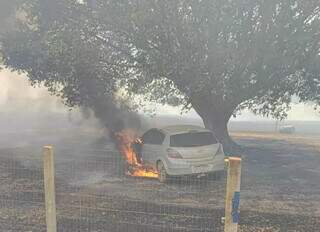 Carro incendiado na área que pegou fogo entre Itiquira e Ouro Branco, em Mato Grosso (Foto: Direto das Ruas)