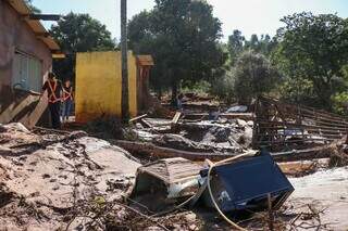 Após passagem violenta da água, sobraram os danos; moradores ainda contabilizam (Foto: Marcos Maluf)