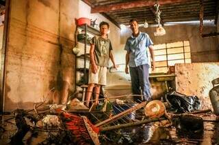 Rogério e o filho encontraram cenário de destruição na chácara. (Foto: Henrique Kawaminami)