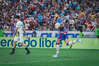 Juan Martín Lucero após marcar gol no Rosario Central (Foto: Mateus Lotif/FEC)