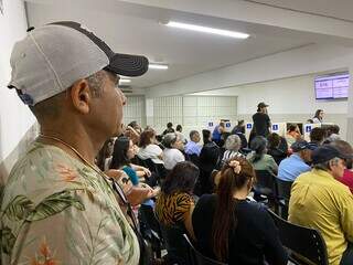 João Guedes aguardando atendimento na manhã desta quarta-feira (Foto: Clara Farias)