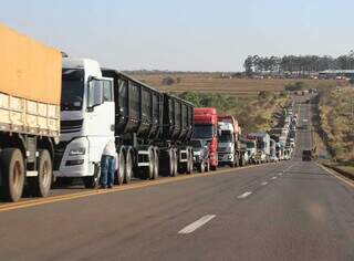 Fila se aproxima da entrada de Campo Grande (Foto: Osmar Veiga)