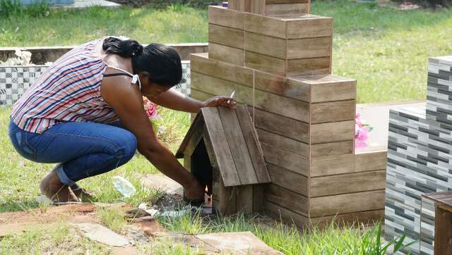 Cemit&eacute;rios pro&iacute;bem at&eacute; acender velas para defuntos por causa de inc&ecirc;ndios 