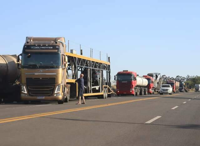 Motoristas enfrentam congestionamento de quase 10 km na BR-163