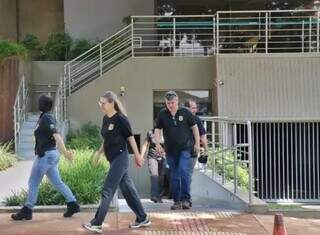 Policiais federais deixando o prédio onde funciona a Fiems, o Sesi e o Senai, em 2019. (Foto: Henrique Kawaminami/arquivo)