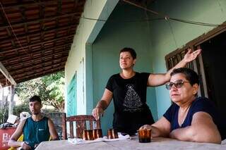 Tiago, Gabriele e Luzia durante entrevista na manhã desta quarta-feira (21). (Foto: Henrique Kawaminami)