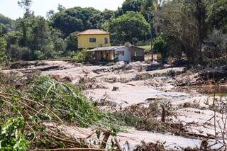 Casa destruída por água de barragem rompida e tomada por lama. (Foto: Henrique Kawaminami)